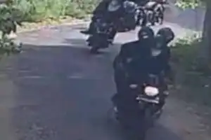யாழில் முகத்தை மறைத்தவாறு பகலில் வாள்களுடன் மர்மநபர்கள் நடமாட்டம் அதிகரிப்பு  - பொலிஸாரும் படையினரும் என்ன...