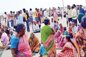 நீலக்கொடி கடற்கரை திட்டத்தை எதிர்த்து மெரினா லூப் சாலையில் பொதுமக்கள், மீனவர்கள் மறியல் போராட்டத்தில்...