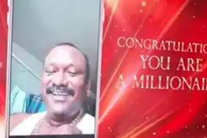 சிங்கப்பூர் நகைக்கடையில் மனைவிக்குத் தங்கச் சங்கிலி வாங்கியவருக்கு குலுக்கலில் இந்திய மதிப்பில் 08 கோடி ரூபா...