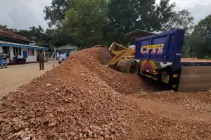 எம்.பி க.இளங்குமரனால் சாவகச்சேரியில் வழிமறித்து பொலிஸாரிடம் ஒப்படைக்கப்பட்ட சுண்ணக்கல்லை ஏற்றிச்சென்ற கனரக...
