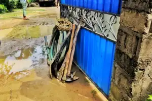கிளிநொச்சியில் விடுதலைப் புலிகளால் தங்கம் புதைக்கப்பட்டதாக தோண்டிக் கொண்டிருந்த 10 பேர் கைது 