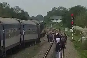 யாழில் இருந்து கொழும்பு கோட்டை நோக்கி பயணித்த கடுகதி ரயில் ஓமந்தை ரயில் நிலையத்திற்கு அருகில் தடம் புரண்டது