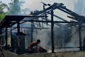 மன்னார் சாந்திபுரம் பகுதியில் இன்று காலை குடிசை வீடு ஒன்றில் ஏற்பட்ட தீ பரவல் காரணமாக வீடு முற்றாக எரிந்தது