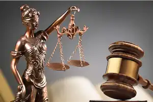 கனடாவில் பாடசாலை அதிபர் தகாத செயலில் ஈடுபட்ட குற்றச்சாட்டில் தண்டிக்கப்பட்டுள்ளார்.