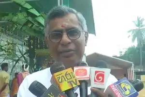 டெஸ்ட் கிரிக்கெட் போட்டியை விளையாட வந்ததாக அமைச்சர்கள் கூறினாலும், முதல் 10 ஓவர்களில் பல விக்கெட்டுகள்...