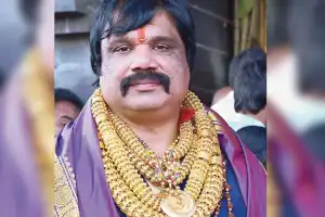 தெலுங்கானா ஒலிம்பிக் சங்க துணைச் செயலாளர் விஜயகுமார், 5 கிலோ நிறையில் தங்க நகைகளை அணிந்து திருப்பதி...