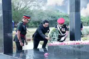 இந்தியாவின் 76வது குடியரசு தினமான நேற்று யாழ்.பலாலியில் உள்ள இந்திய அமைதிப் படையினரின் நினைவிடத்தில் அஞ்சலி 