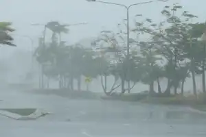 இலங்கையில் நிலவும் மழையுடனான காலநிலை காரணமாக 5,738 குடும்பங்களைச் சேர்ந்த 16,930 பேர் பாதிப்பு