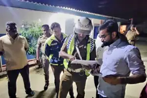 யாழில் இருந்து திருகோணமலை சிமெந்து தொழிற்சாலைக்கு சட்டவிரோதமாக கற்களை ஏற்றிச் சென்ற டிப்பரை வழிமறித்த...