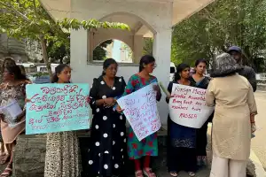 ரஷ்யப் படையில்  இணைக்கப்பட்ட உறவுகளை மீட்டுத் தருமாறு கோரி ஜனாதிபதி செயலகம், வெளிவிவகார அமைச்சுக்கு முன்பாக...