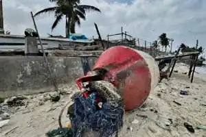 யாழ்., வடமராட்சி, வல்வெட்டித் துறை - ஆதிகோவிலடி கடற்கரையில் பாரிய மிதவை கரையொதுங்கியுள்ளது.