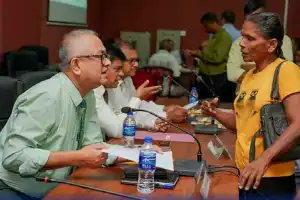 கிழக்கு மாகாண ஆளுநர்  பிரச்சினைக்குத் தீர்வை விரைவுபடுத்த, திருகோணமலை மாவட்டச் செயலகத்தில் இன்று மக்கள்...
