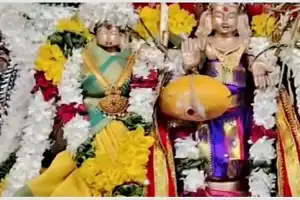 யாழ்.புத்தூர் கலைமதி ஆலடி முருகன் ஆலய திருவிழாவின்  மாம்பழத் திருவிழாவில் ஏலத்தில் மாம்பழம் ஒன்று விற்பனை