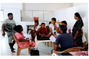 கிளிநொச்சியில் குளவிக் கொட்டுக்கு இலக்கான 9 பாடசாலை மாணவர்கள் உள்ளிட்ட 15 பேர் தர்மபுரம் வைத்தியசாலையில் 