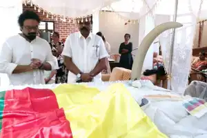 மாவை சேனாதி ராஜாவின் புகழுடலுக்கு யாழ். இந்தியத் துணைத் தூதர் சாய் முரளி அஞ்சலி செலுத்தினார்.