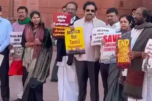 இலங்கை கடற்படையினரால் தமிழ்நாடு மீனவர்கள் தொடர்ந்து கைது செய்யப்பட்டு வருவதை கண்டித்து டெல்லி பாராளுமன்ற வளாகத்தில் போராட்டம் 