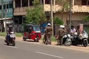வவுனியாவில் க்ளீன் ஶ்ரீலங்கா திட்டத்தில் சாரதிக்கு தண்டப்பணம் விதித்ததால், தனது வாகனத்தின் மேலதிக உதிரிப்...