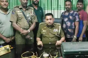 யாழ்.திருநெல்வேலி பாரதிபுரம் பகுதியில் உள்ள வீடொன்றில் நகைகளை திருடிய குற்றத்தில் நான்கு இளைஞர்கள் கைது 