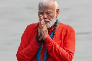 மகா கும்பமேளாவை முன்னிட்டு, பிரயாக்ராஜ் நகரில் உள்ள திரிவேணி சங்கமத்தில் பிரதமர் நரேந்திர மோடி புனித நீராடினார்.