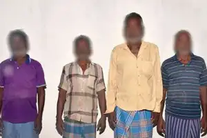 வடக்கு கடற்பரப்பினுள் அத்துமீறி நுழைந்து மீன்பிடியில் ஈடுபட்ட 10 தமிழக கடற்தொழிலாளர்கள் கடற்படையினரால் கைது 