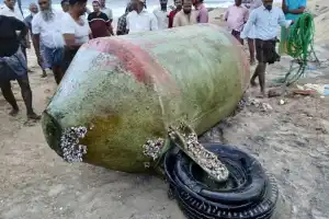 அம்பாறை நிந்தவூர் கடற்கரைப் பகுதியில் பாரிய தண்ணீர்த் தாங்கியொன்று இன்று மாலை கரையொதுங்கியுள்ளது