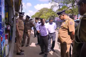யாழ்.நகரில் வர்த்தக நிலையங்களுக்கு வெளியில் பொருட்களை காட்சிப்படுத்திய வர்த்தகர்களுக்கு எதிராக பொலிஸாரால்...