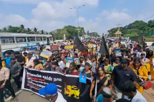 இலங்கையின் 77 ஆவது சுதந்திர தினத்துக்கு எதிர்ப்பு தெரிவித்து கிளிநொச்சியில் மாபெரும் கறுப்புக் கொடி...