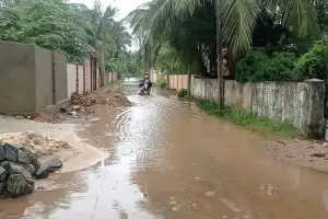 யாழ்.கொழும்புத்துறை விபுலானந்தர் வீதி வாய்க்கால் புனரமைப்பை தடுக்கும் இரு வீட்டுக்காரர் -- மாநகர சபை மெளனம்