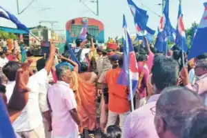இலங்கை கடற்படை இந்திய மீனவர்கள் மீதான துப்பாக்கிச் சூடு சம்பவத்திற்கு கண்டனம் தெரிவித்து புதுச்சேரி, காரைக்காலில் மீனவர்கள் போராட்டம்