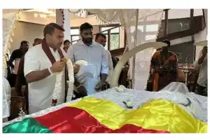பொதுஜன பெரமுனவின் எம்.பி நாமல் ராஜபக்ச  மாவை சேனாதிராஜாவின் பூதவுடலுக்கு இறுதி அஞ்சலி செலுத்தினார்.