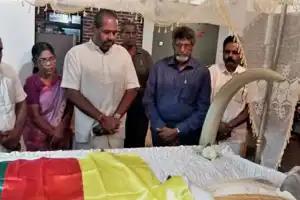 மாவை சேனாதிராஜாவின் புகழுடலுக்கு அஞ்சலி செலுத்தும் பிரமுகர்கள்
