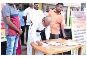 தமிழ் அரசியல் கைதிகள் அனைவரையும் விடுவிக்க வேண்டும் என்று வலியுறுத்தி ஜனாதிபதிக்கு மனு வழங்கப்பட்டுள்ளது