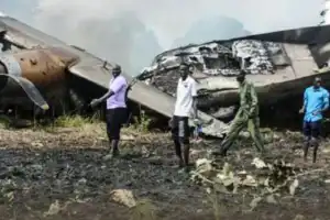 சூடான் கார்ட்டூமினின் புறநகர்ப் பகுதியில் இராணுவ விமானம் ஒன்று விபத்துக்குள்ளானதில் 46 பேர் உயிரிழந்தனர்