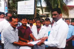 யாழ்.தீவக கடற்றொழில் அமைப்பின் ஏற்பாட்டில் இந்திய இலுவைப் விசைப்படகுகள் இலங்கை கடற்பரப்புக்குள் வருவதை தடுக்க கோரி மாபெரும் கண்டன ஆர்ப்பாட்டம்