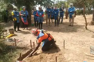 ஜப்பானிய தூதுவர் கிளிநொச்சி பளை, முகமாலைப் பகுதிக்குச் சென்று கண்ணி வெடி அகற்றும் பணிகளைப் பார்வையிட்டனர்