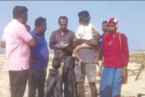 இலங்கையில் இருந்து ஒரே குடும்பத்தைச் சேர்ந்த ஐவர் தமிழகத்துக்கும், அங்கு இருந்து இருவர் இலங்கைக்கும் படகு வழியாகப் பயணித்துள்ளனர்.