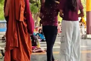 வரலாற்று சிறப்புமிக்க நயினை நாகபூசணி அம்மன் ஆலயத்திற்குள், பாதணிகளை அணிந்து செல்லும் பிக்கு 